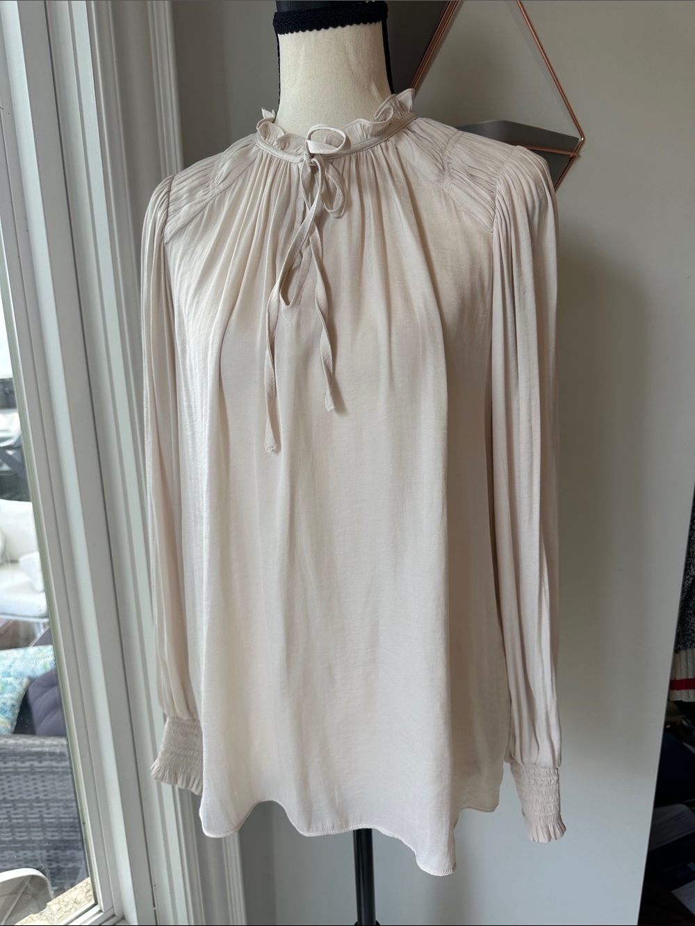 MAISON D’AMELIE PARIS Elegant Cream Ivory Long-Sleeve Tie-Neck Blouse Sz Medium
